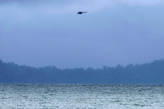 Evakuasi korban pesawat militer Myanmar yang jatuh di Laut Andaman