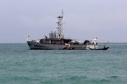 Evakuasi korban pesawat militer Myanmar yang jatuh di Laut Andaman