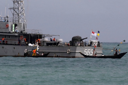 Evakuasi korban pesawat militer Myanmar yang jatuh di Laut Andaman