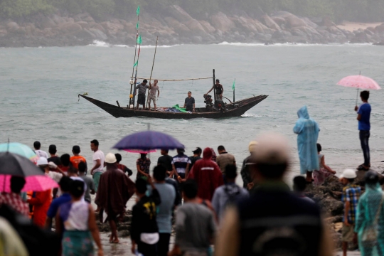Evakuasi korban pesawat militer Myanmar yang jatuh di Laut Andaman