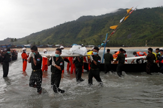 Evakuasi korban pesawat militer Myanmar yang jatuh di Laut Andaman