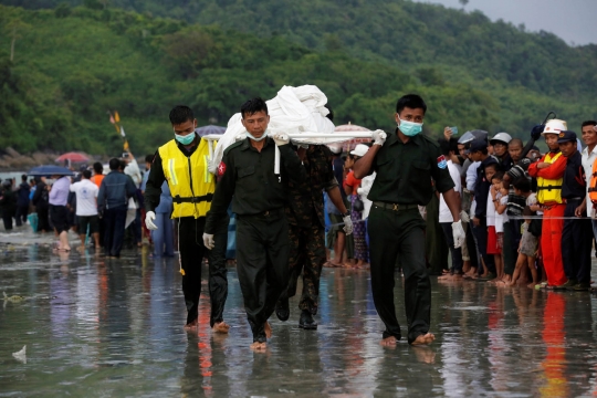 Evakuasi korban pesawat militer Myanmar yang jatuh di Laut Andaman