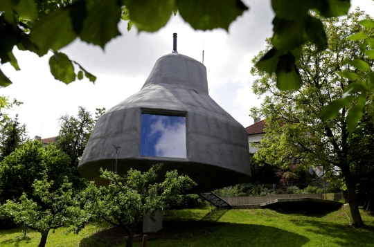 Mengintip keunikan rumah minimalis mirip UFO di Praha