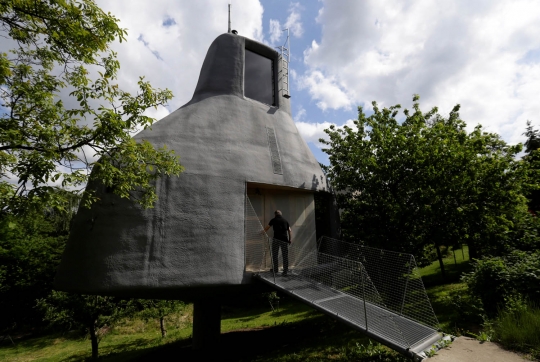 Mengintip keunikan rumah minimalis mirip UFO di Praha