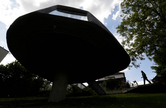 Mengintip keunikan rumah minimalis mirip UFO di Praha