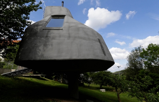 Mengintip keunikan rumah minimalis mirip UFO di Praha
