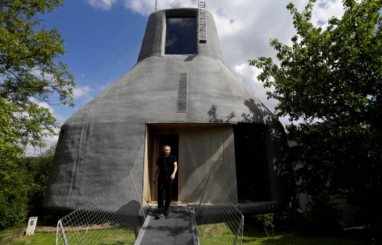 Mengintip keunikan rumah minimalis mirip UFO di Praha