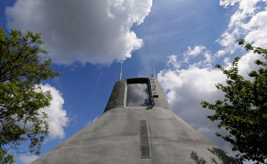 Mengintip keunikan rumah minimalis mirip UFO di Praha