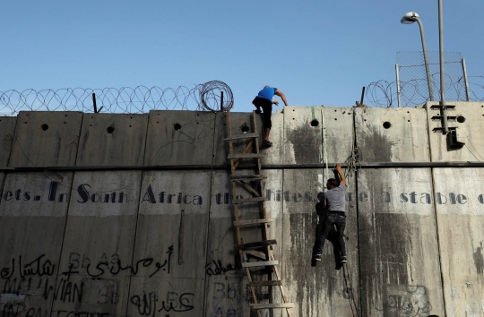 Aksi pemuda Palestina panjat tembok pemisah demi salat di Al-Aqsa