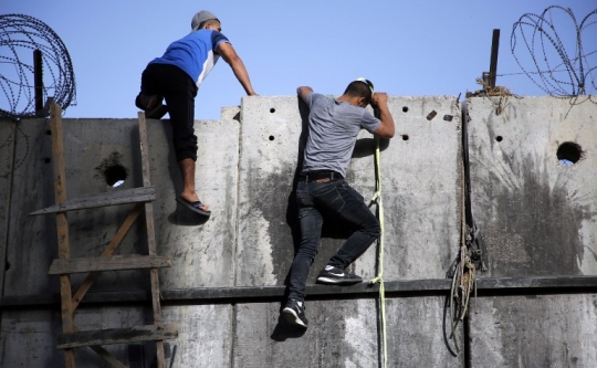 Aksi pemuda Palestina panjat tembok pemisah demi salat di Al-Aqsa