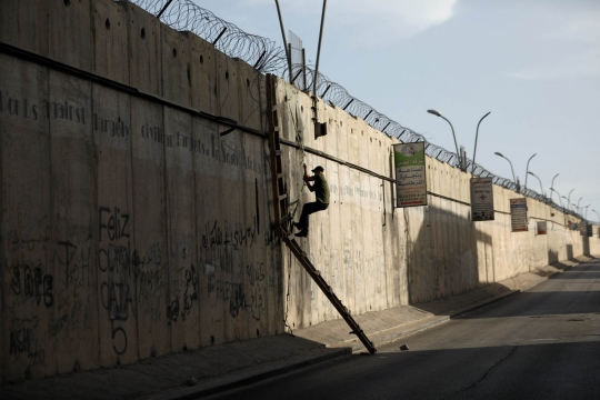 Aksi pemuda Palestina panjat tembok pemisah demi salat di Al-Aqsa
