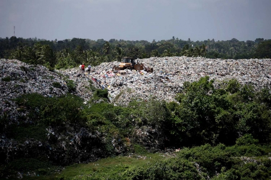 Potret pemandangan gunung sampah di Sri Lanka