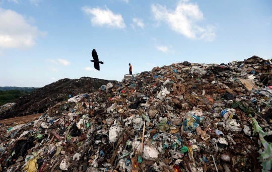 Potret pemandangan gunung sampah di Sri Lanka