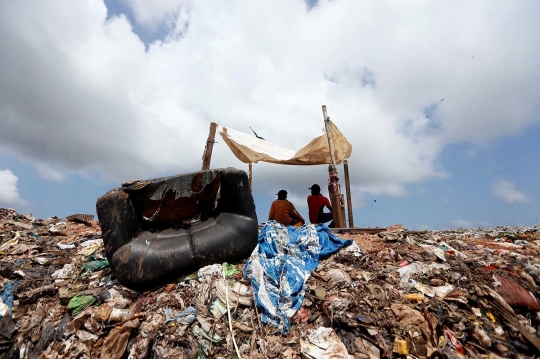 Potret pemandangan gunung sampah di Sri Lanka