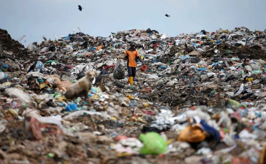 Potret pemandangan gunung sampah di Sri Lanka