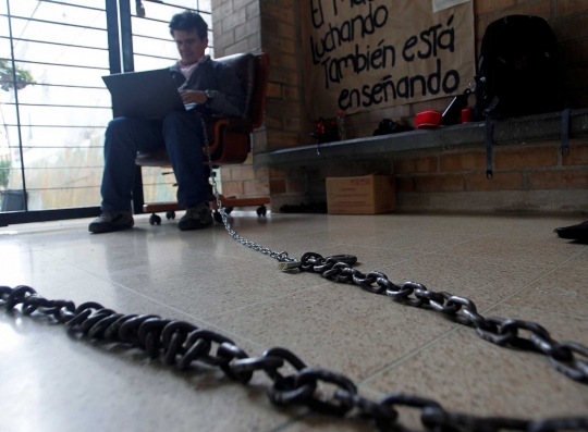 Protes sistem pendidikan, guru di Kolombia ini merantai diri