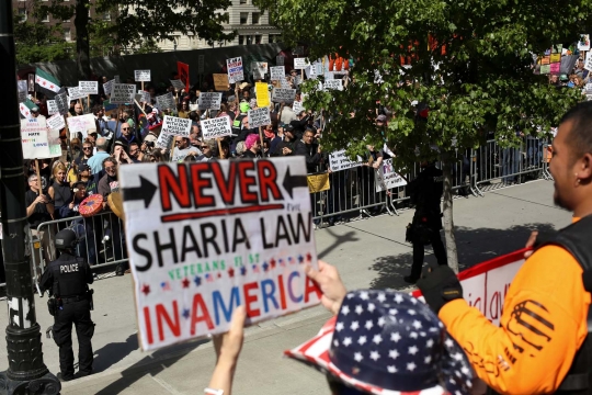 Bentrokan warnai demo anti-Islam terbesar di Amerika Serikat