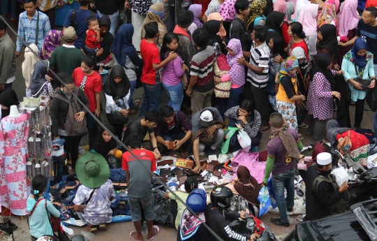 Ingar-bingar Pasar Tanah Abang jelang Lebaran