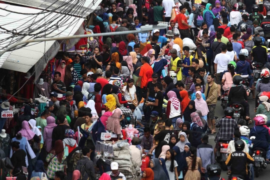 Ingar-bingar Pasar Tanah Abang jelang Lebaran