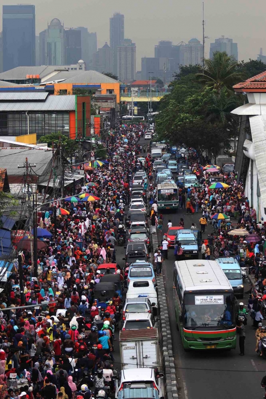 Ingar-bingar Pasar Tanah Abang jelang Lebaran