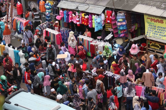 Ingar-bingar Pasar Tanah Abang jelang Lebaran