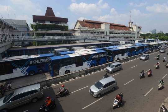 Halte Harmoni sepi saat para sopir Transjakarta mogok kerja