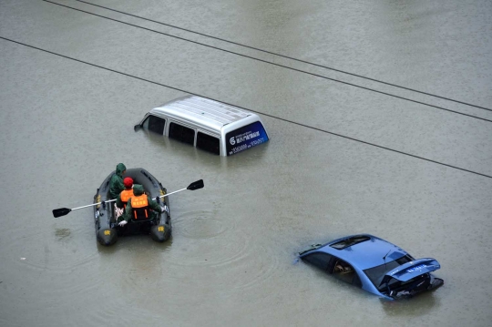 Banjir hebat rendam mobil warga di China