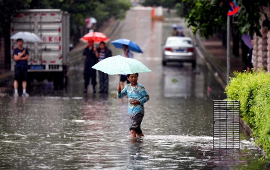 Banjir hebat rendam mobil warga di China