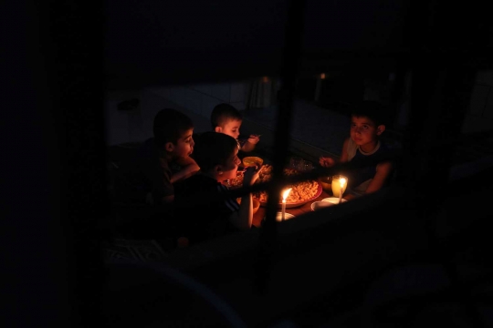 Potret pilu warga Gaza jalani Ramadan tanpa listrik