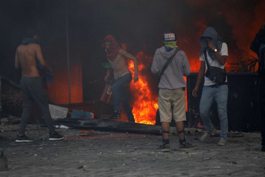 Makin beringas, demonstran anti Maduro bakar bank di Venezuela