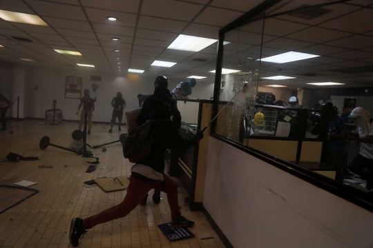Makin beringas, demonstran anti Maduro bakar bank di Venezuela