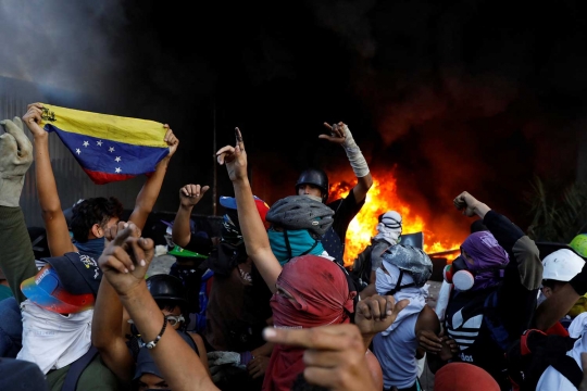 Makin beringas, demonstran anti Maduro bakar bank di Venezuela