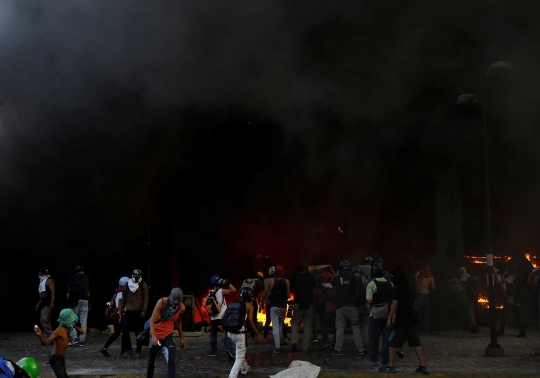 Makin beringas, demonstran anti Maduro bakar bank di Venezuela