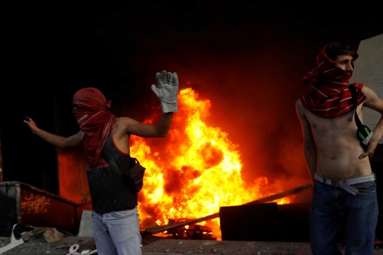 Makin beringas, demonstran anti Maduro bakar bank di Venezuela