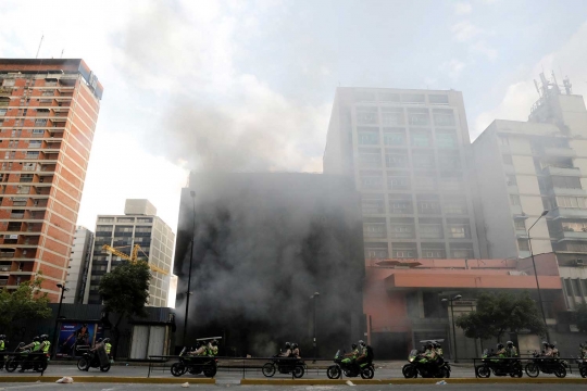 Makin beringas, demonstran anti Maduro bakar bank di Venezuela