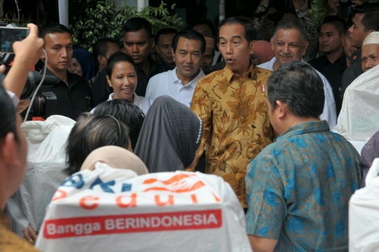 Jokowi pantau pembagian 200 ribu paket sembako di Penjaringan