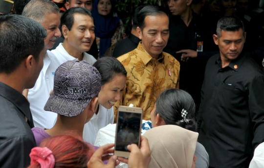 Jokowi pantau pembagian 200 ribu paket sembako di Penjaringan