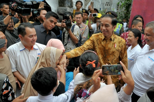 Jokowi pantau pembagian 200 ribu paket sembako di Penjaringan