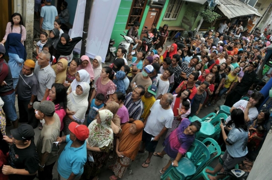 Jokowi pantau pembagian 200 ribu paket sembako di Penjaringan