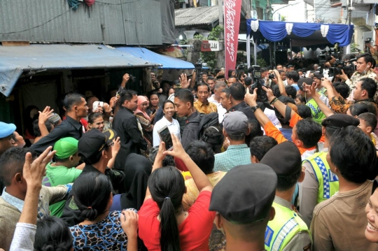 Jokowi pantau pembagian 200 ribu paket sembako di Penjaringan