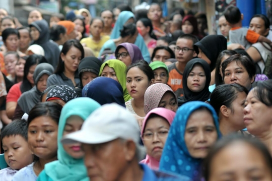 Jokowi pantau pembagian 200 ribu paket sembako di Penjaringan