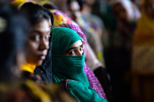 Penampakan ribuan warga Bangladesh berburu tiket mudik Lebaran