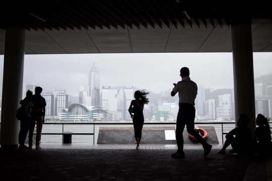Pemandangan amukan Badai Merbok di langit Hong Kong
