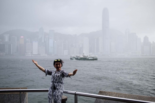 Pemandangan amukan Badai Merbok di langit Hong Kong