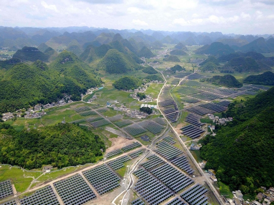 Dikira sawah, ternyata ini adalah ladang panel surya