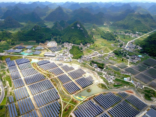 Dikira sawah, ternyata ini adalah ladang panel surya