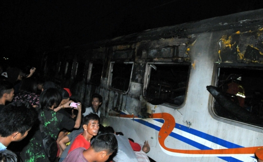 Kondisi kereta Walahar Ekspress usai tabrakan maut di Senen