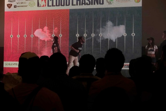 Berlomba menghembuskan uap rokok terpanjang di kompetisi vape