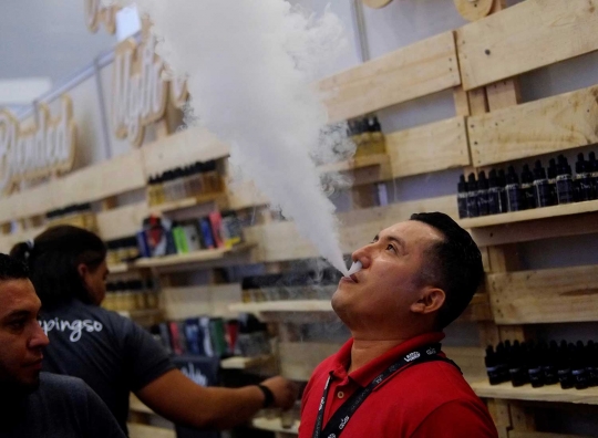 Berlomba menghembuskan uap rokok terpanjang di kompetisi vape