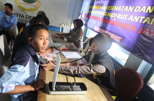 Jelang mudik, petugas tes urine sopir bus di Terminal Depok